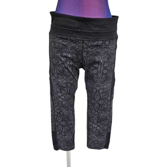 Athleta Ironstone Connect Black & Gray Floral Capri Leggings Size Medium T29 - Picture 2 of 10